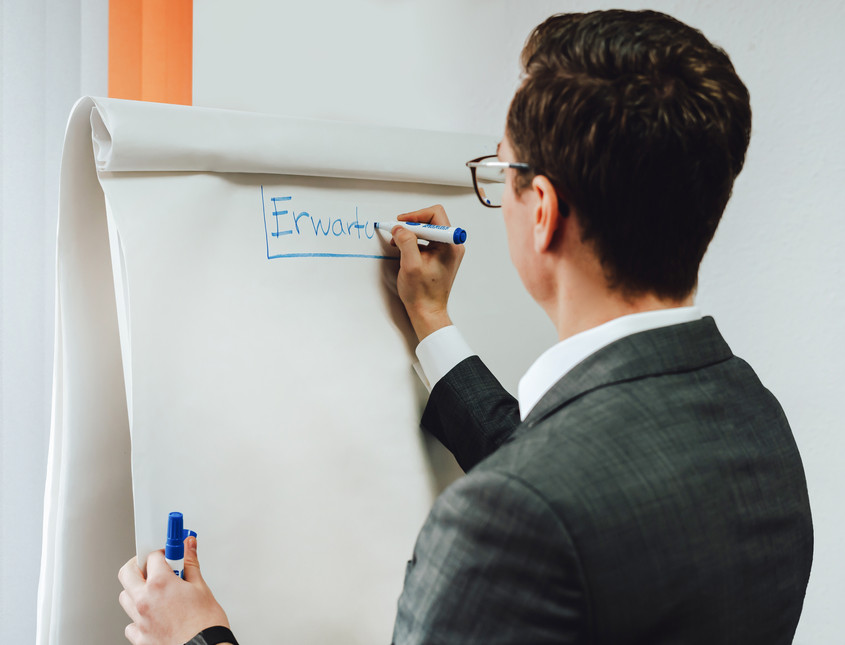 BORMANN Mitarbeiter bei strategischer Produktplanung am Whiteboard